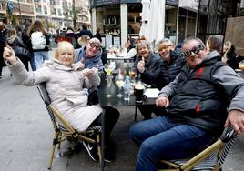 Un grupo de personas disfrutan del tardeo en Valencia.