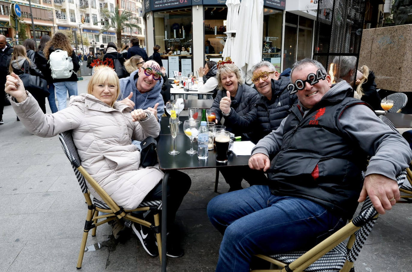 Un grupo de personas disfrutan del tardeo en Valencia.