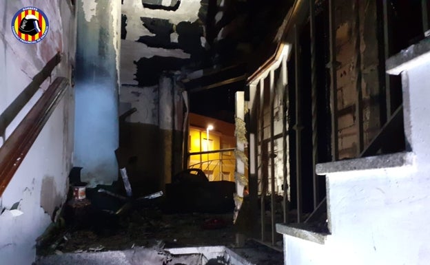 La casa destruida por el fuego. 