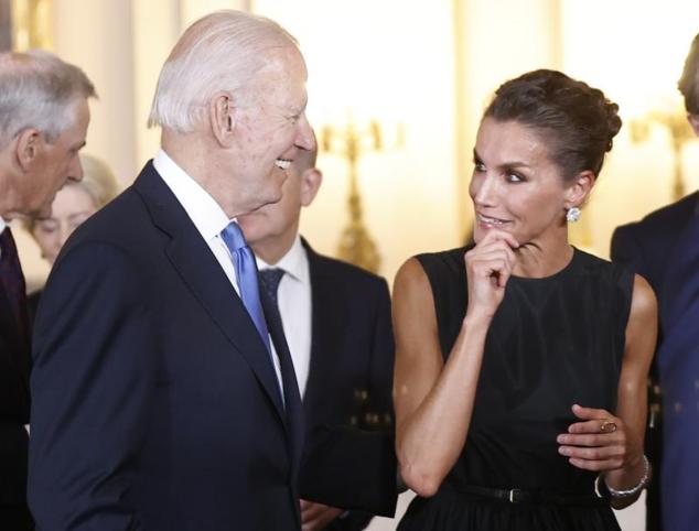 13.- En la cena de gala a los líderes de la OTAN.