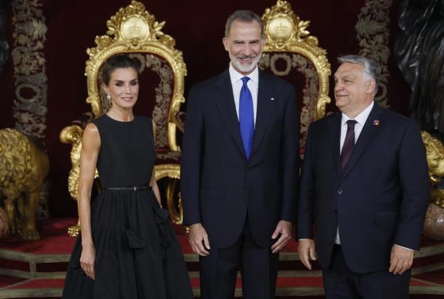 13.- En la cena de gala a los líderes de la OTAN.
