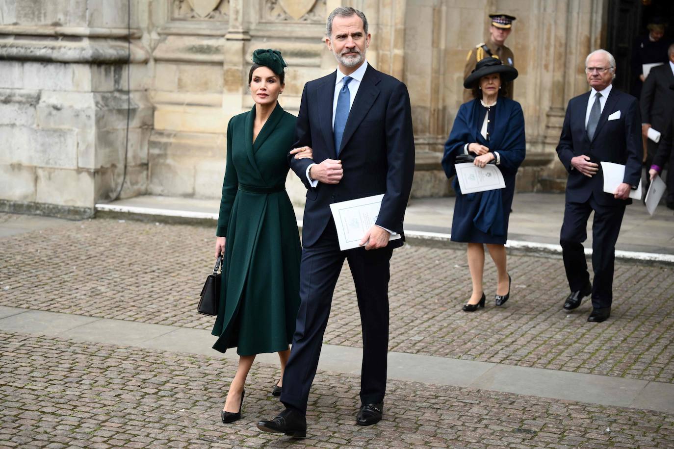 15.- Letizia, sofisticada y elegante, en la misa por el duque de Edimburgo.