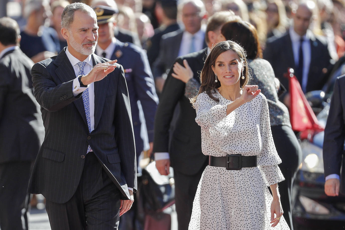 2.- Para los premios Jaume I en la Lonja de Valencia, la Reina Letizia optó por un vestido blanco con pequeños lunares negros de Armani, con cinturón y tacones negros.