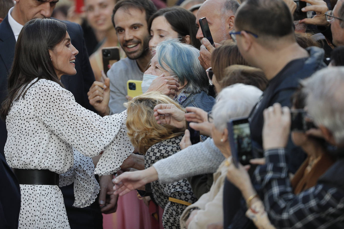 2.- Para los premios Jaume I en la Lonja de Valencia, la Reina Letizia optó por un vestido blanco con pequeños lunares negros de Armani, con cinturón y tacones negros.