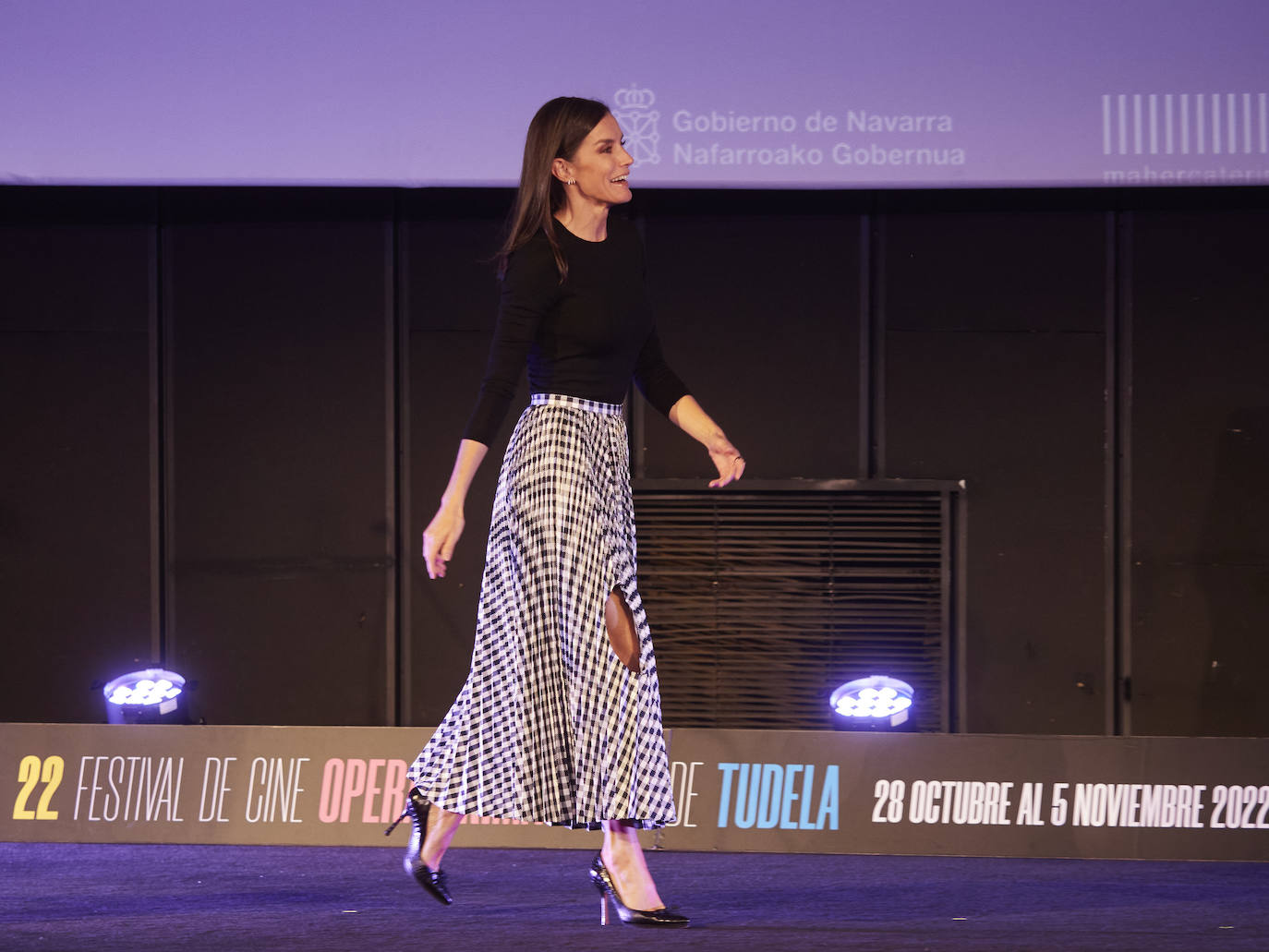 5.- Sin duda, su look más transgresor hasta el momento ha sido el elegido para acudir al Festival de Cine Ópera Prima en Tudela (Navarra), donde se le rindió homenaje a la directora Pilar Miró. Su falda, de la marca H&M en colaboración con la marca TOGA Archives, de Yasuko Furuta, centró todas las miradas. La prenda, con un diseño de cuadros negros, dejaba a la vista su rodilla derecha con un agujero.