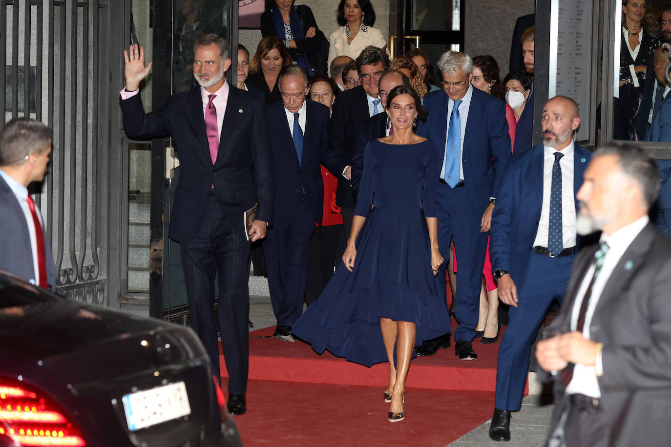 8.- Los Reyes asistieron al Teatro Real para el estreno de la ópera 'Aída'. Letizia lució un vestido de la firma española Miphai con la espalda al aire, que complementó con un recogido bajo de cabello. 