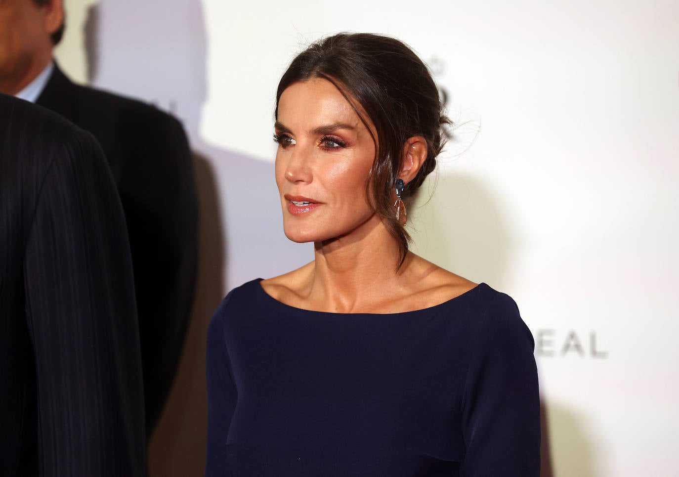8.- Los Reyes asistieron al Teatro Real para el estreno de la ópera 'Aída'. Letizia lució un vestido de la firma española Miphai con la espalda al aire, que complementó con un recogido bajo de cabello. 