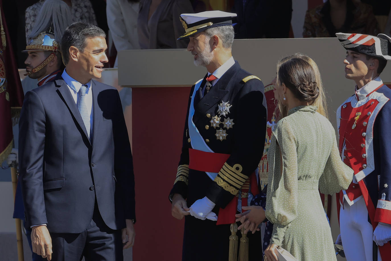 9.- Doña Letizia estrenó un espectacular vestido verde oliva en el desfile del 12 de octubre. El diseño, de gasa en verde con lunares blancos, es de la firma española Vogana.