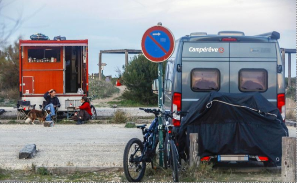 Dos personas, junto a su autocaravana en el parking del antiguo polideportivo, este fin de semana.