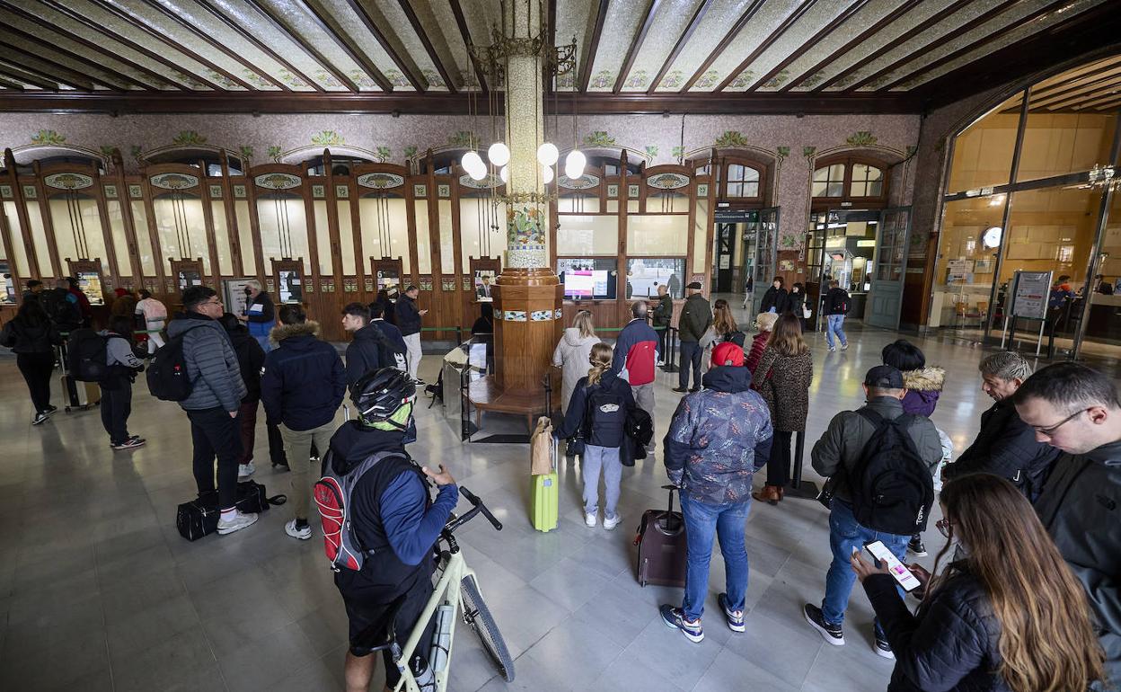 Colas en la Estación del Norte para adquirir el bono 