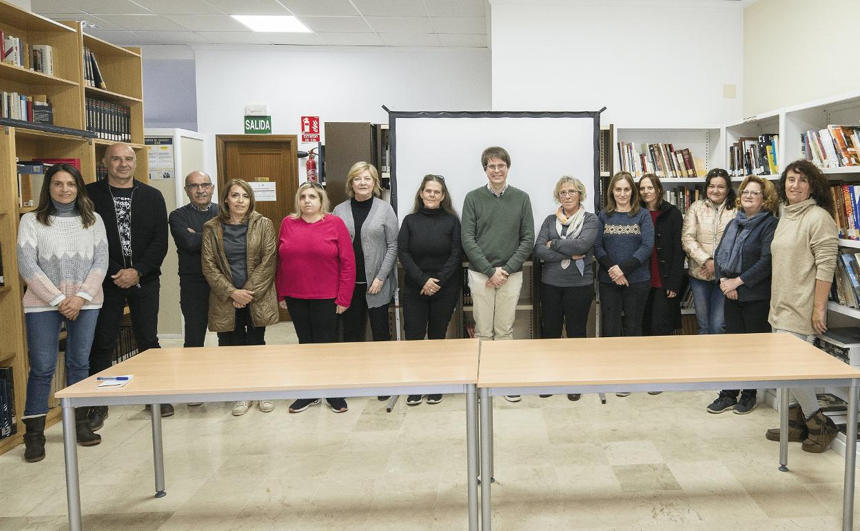 Las personas integrantes del taller de empleo son recibidas por el concejal de Recursos Humanos y el alcalde. 