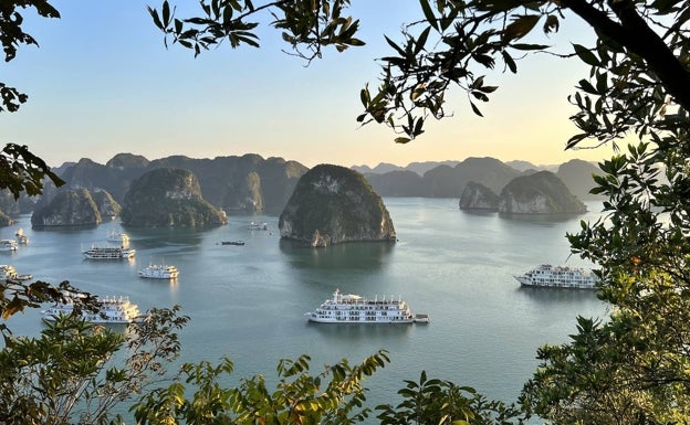 Imagen principal - Arriba, la bahía de Ha-Long, en Vietnam y, abajo, en el viaje a Vietnam con su hija, vestidas con el traje tradicional del país, estas Navidades. 