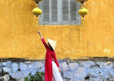 Imagen secundaria 1 - Arriba, la bahía de Ha-Long, en Vietnam y, abajo, en el viaje a Vietnam con su hija, vestidas con el traje tradicional del país, estas Navidades. 