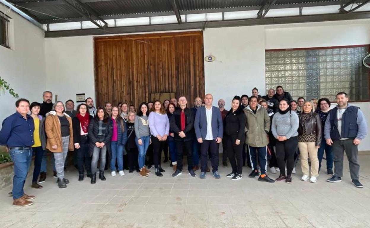 Los participantes en los talleres con las autoridades locales. 
