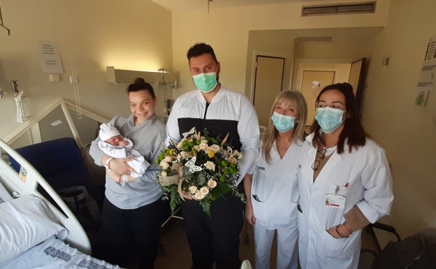 El primer niño nacido en el hospital de Xàtiva. 