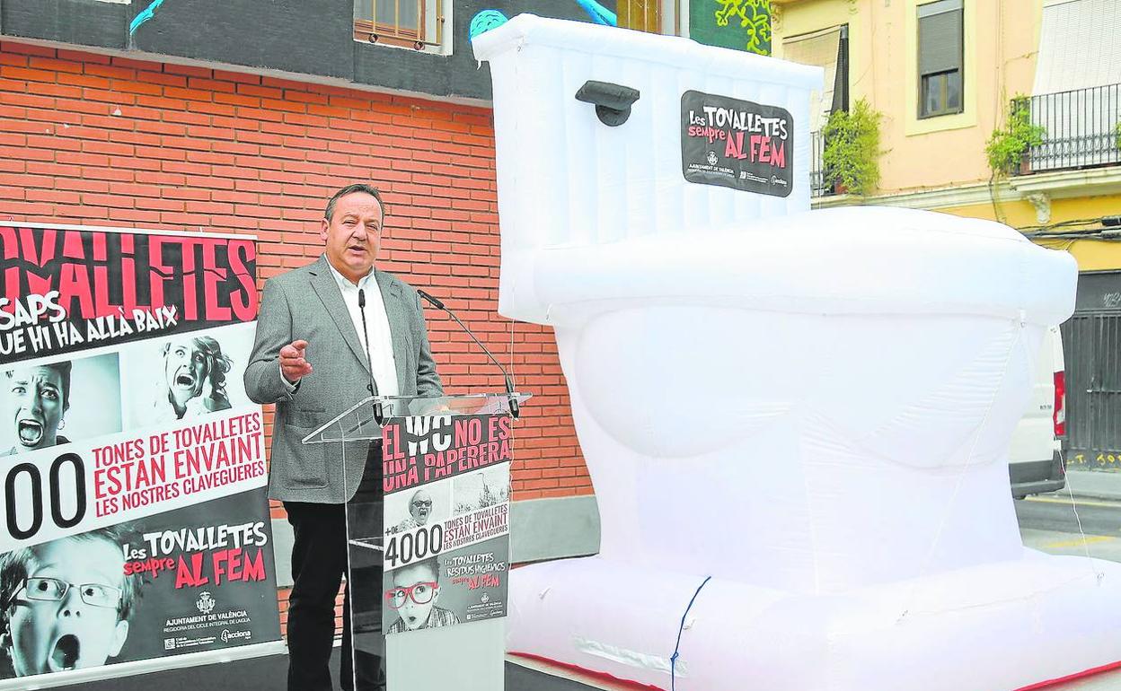 Vicent Sarrià, en una campaña de concienciación ambiental en Valencia.