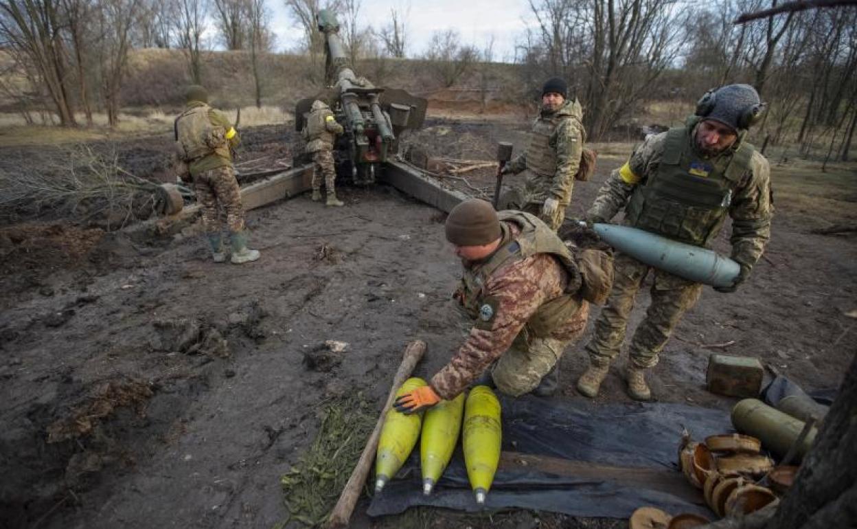 Militares ucranianos preparan proyectiles de cañón antes de dispararlos hacia las posiciones de las tropas rusas en la región de Donetsk. 