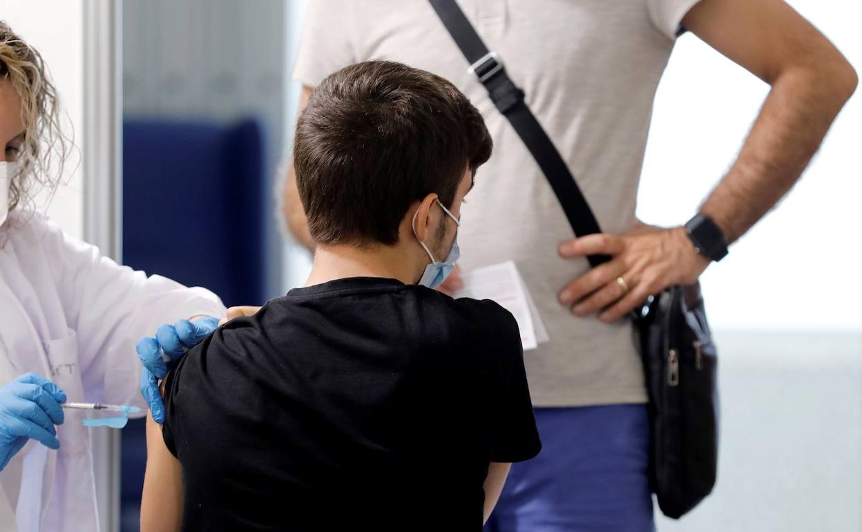 Un joven se vacuna en Valencia. 