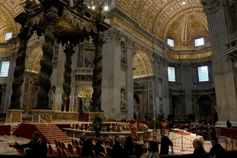 Imagen general de la capilla ardiente de Benedicto XVI delante del baldaquino de la Basílica de San Pedro. 