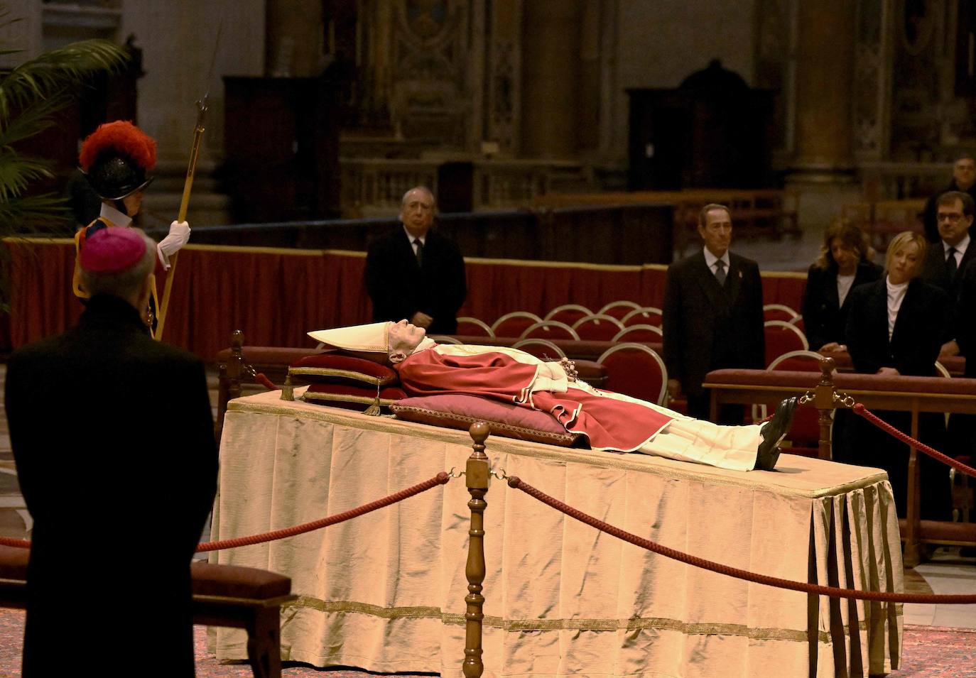 Fotos: Miles de fieles visitan la capilla ardiente de Benedicto XVI