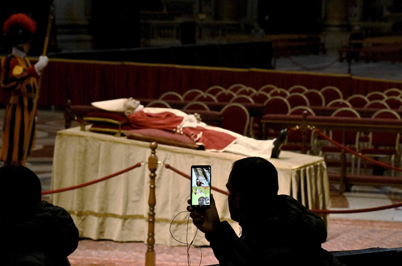 Fotos: Miles de fieles visitan la capilla ardiente de Benedicto XVI