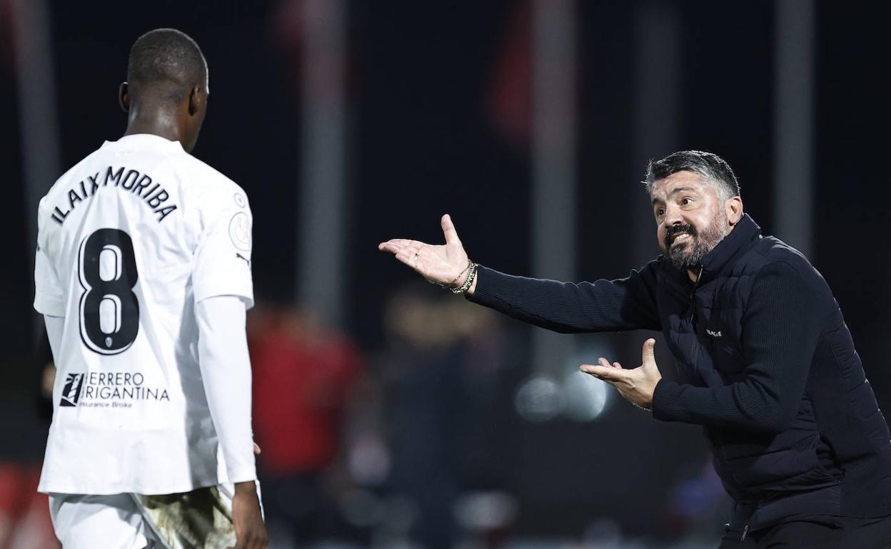 Gennaro Gattuso da indicaciones a Illaix Moriba durante el partido en La Nucía. 