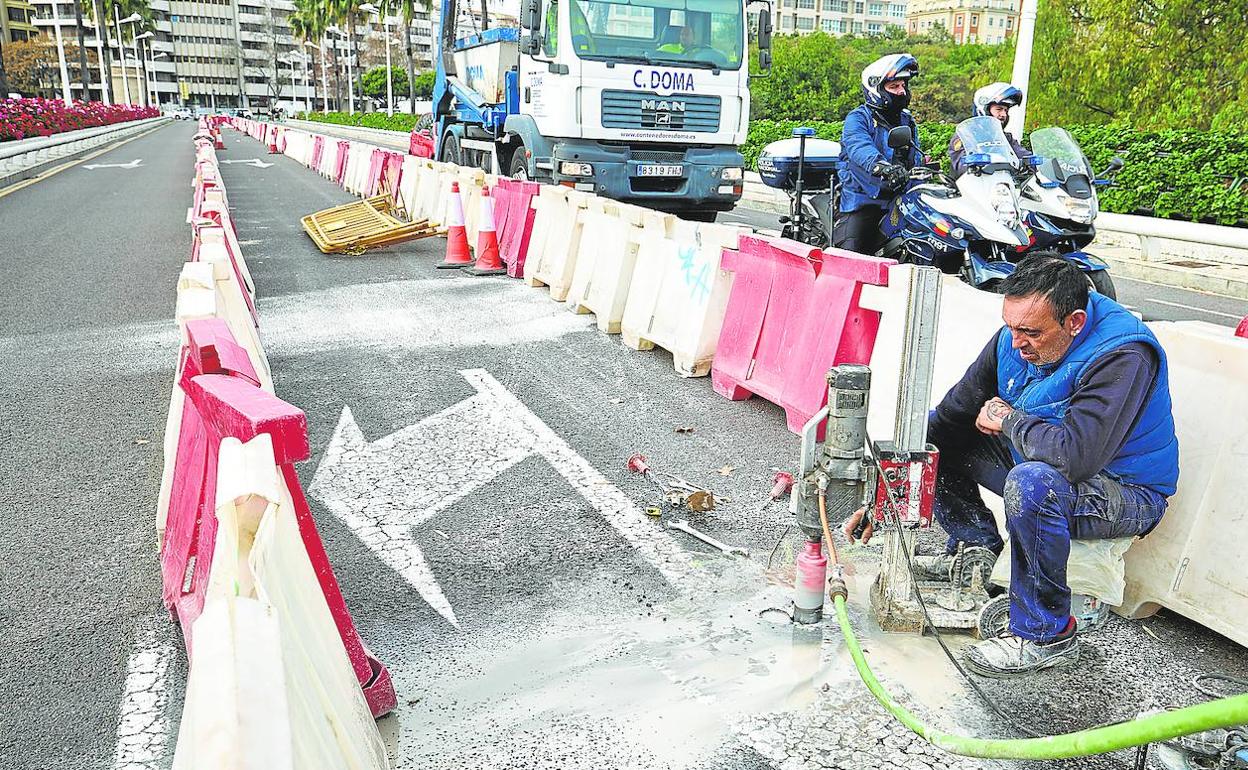 Labores de mantenimiento en el carril central del puente de las Flores, esta martes por la mañana.