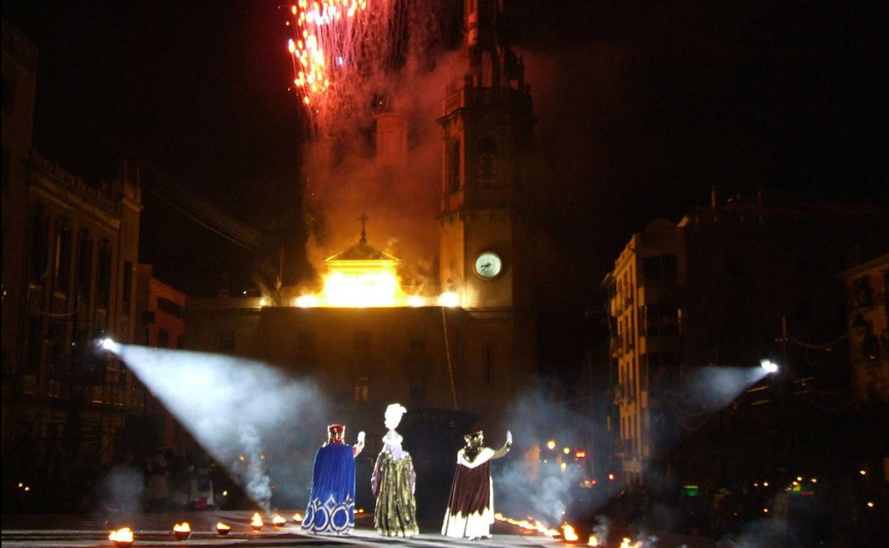 Los Reyes Magos de la Cabalgata de Alcoy en la despedida con fuegos artificiales.