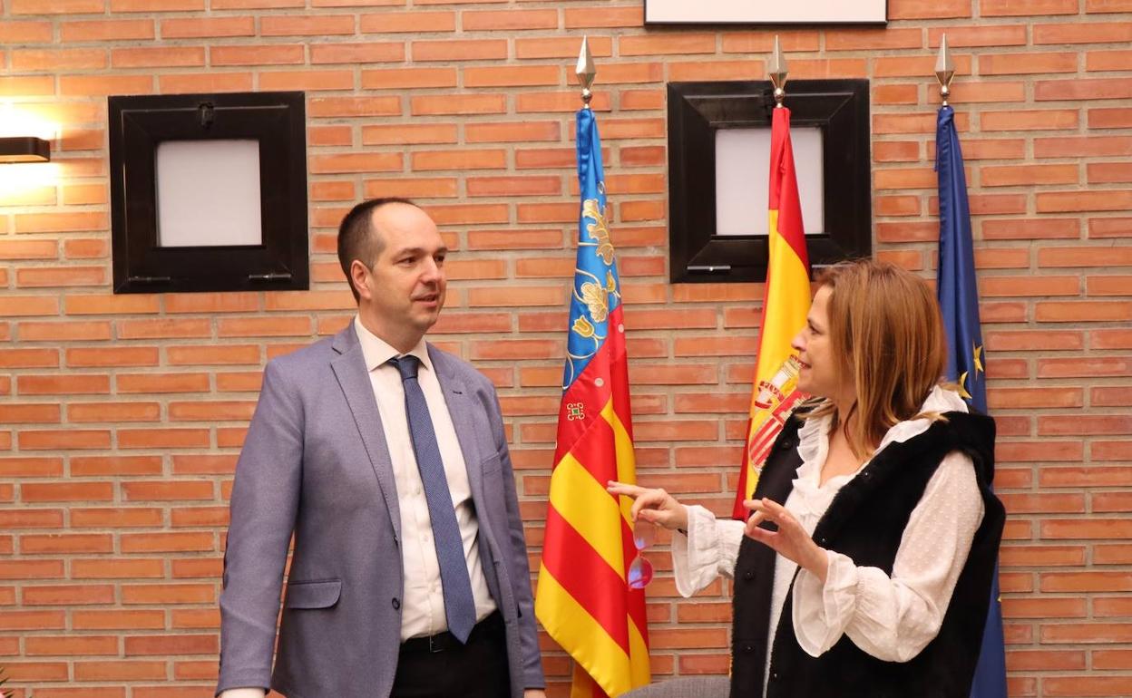 Pilar Bernabé con el alcalde de Aldaia, Guillermo Luján, en su visita al municipio. 