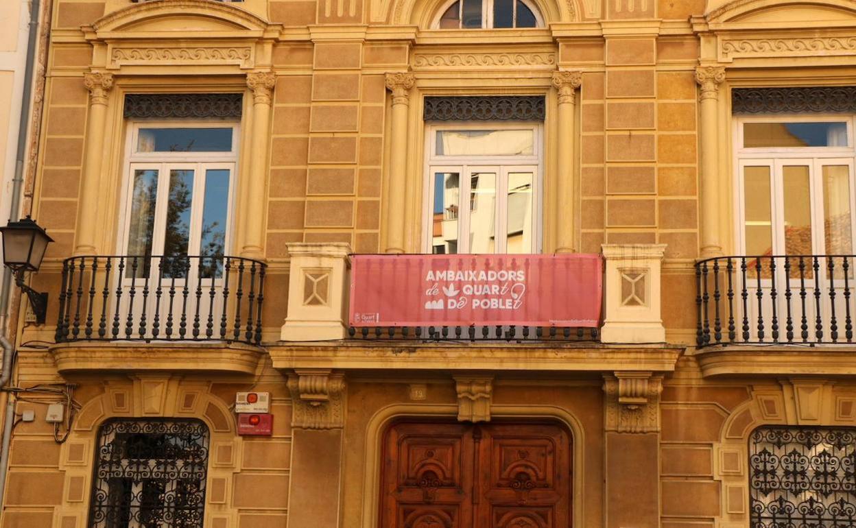 Una lona de la campaña en la Casa de la Cultura. 