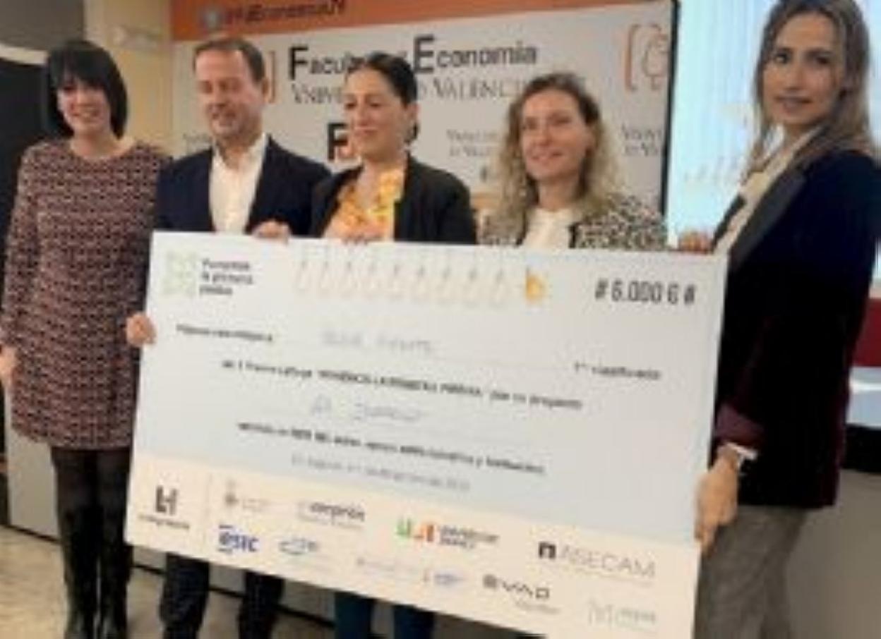 Las socias reciben el premio dotado con 6.000 euros. 