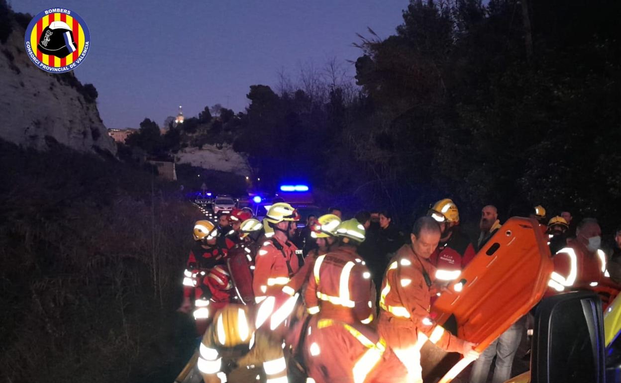 Momento del rescate de la mujer en camilla nido por parte de los bomberos. 