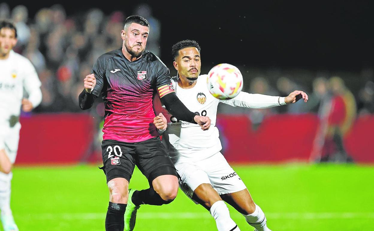 Justin Kluivert lucha por el balón durante el partido del Valencia contra La Nucia. 