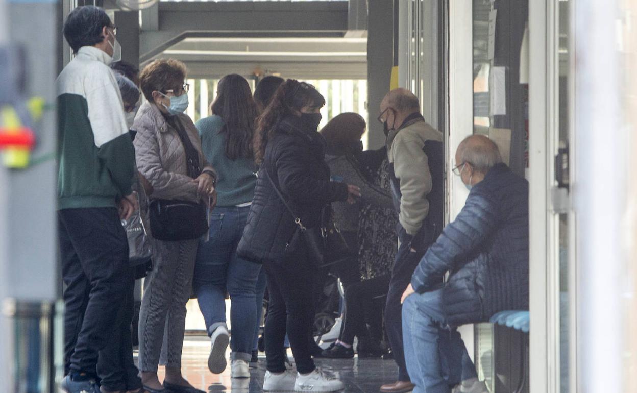 Unos pacientes esperan en un centro de salud. 