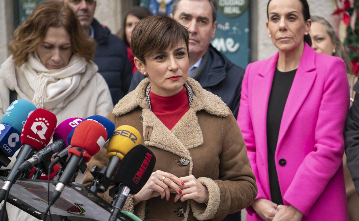 La portavoz del Gobierno, Isabel Rodríguez, atiende a los medios durante su visita ayer un mercado de Ciudad Real.