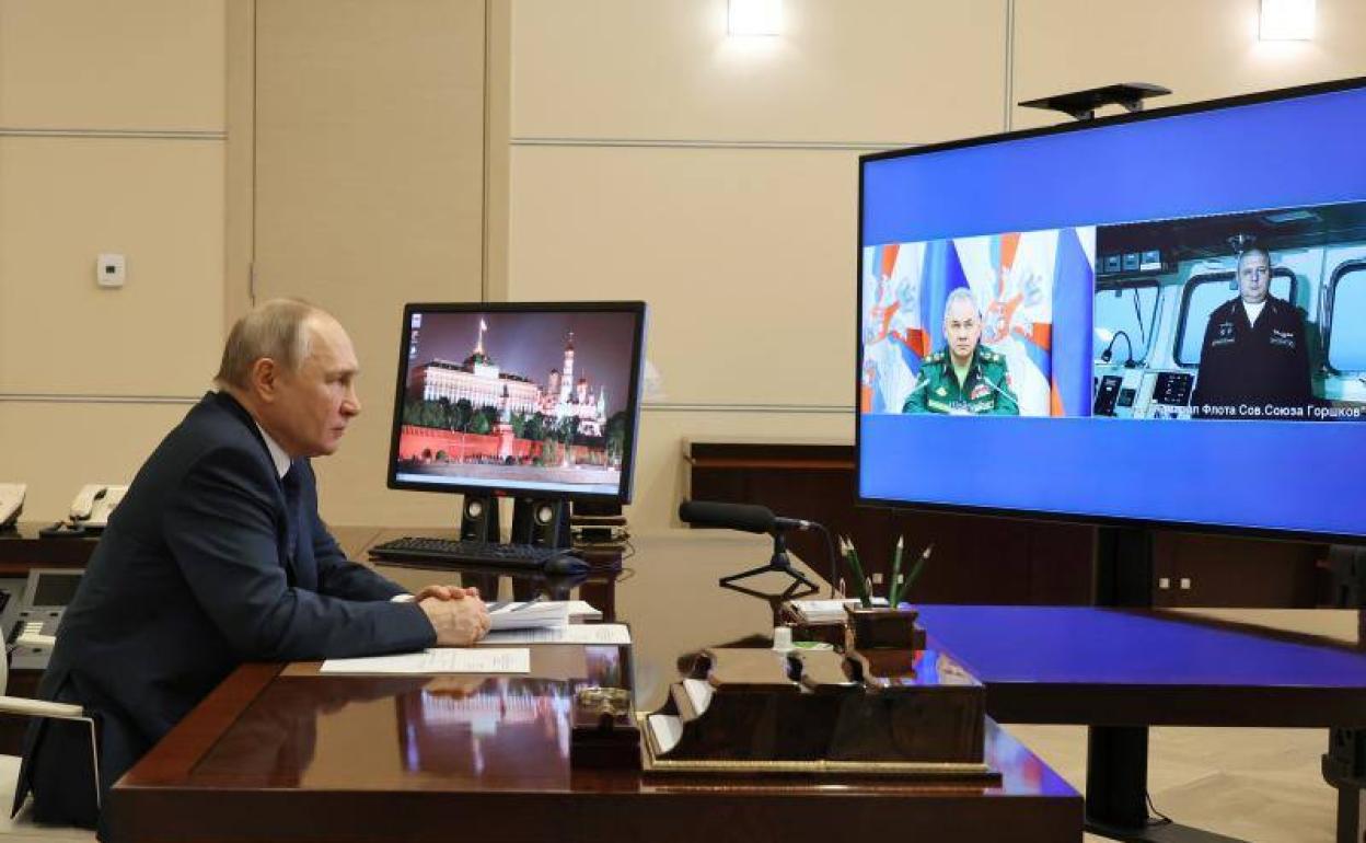 El presidente ruso, Vladímir Putin, participa, por videoconferencia, en una ceremonia de botadura de la fragata 'Almirante Gorshkov', armada con misiles hipersónicos Zircon, junto al ministro de Defensa ruso, Serguéi Shoigu, y el comandante de la fragata, Ígor Krojmal.