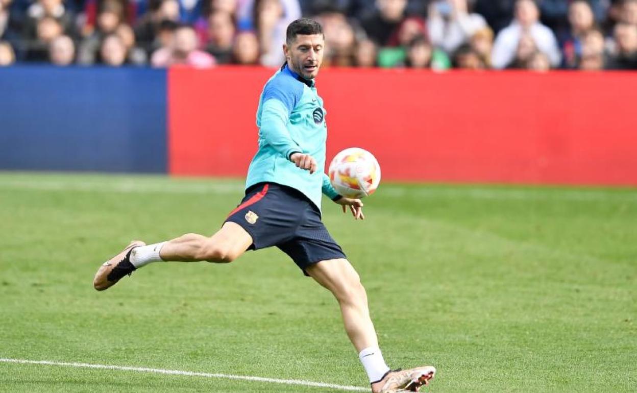 Robert Lewandowski, durante un entrenamiento en el Camp Nou. 