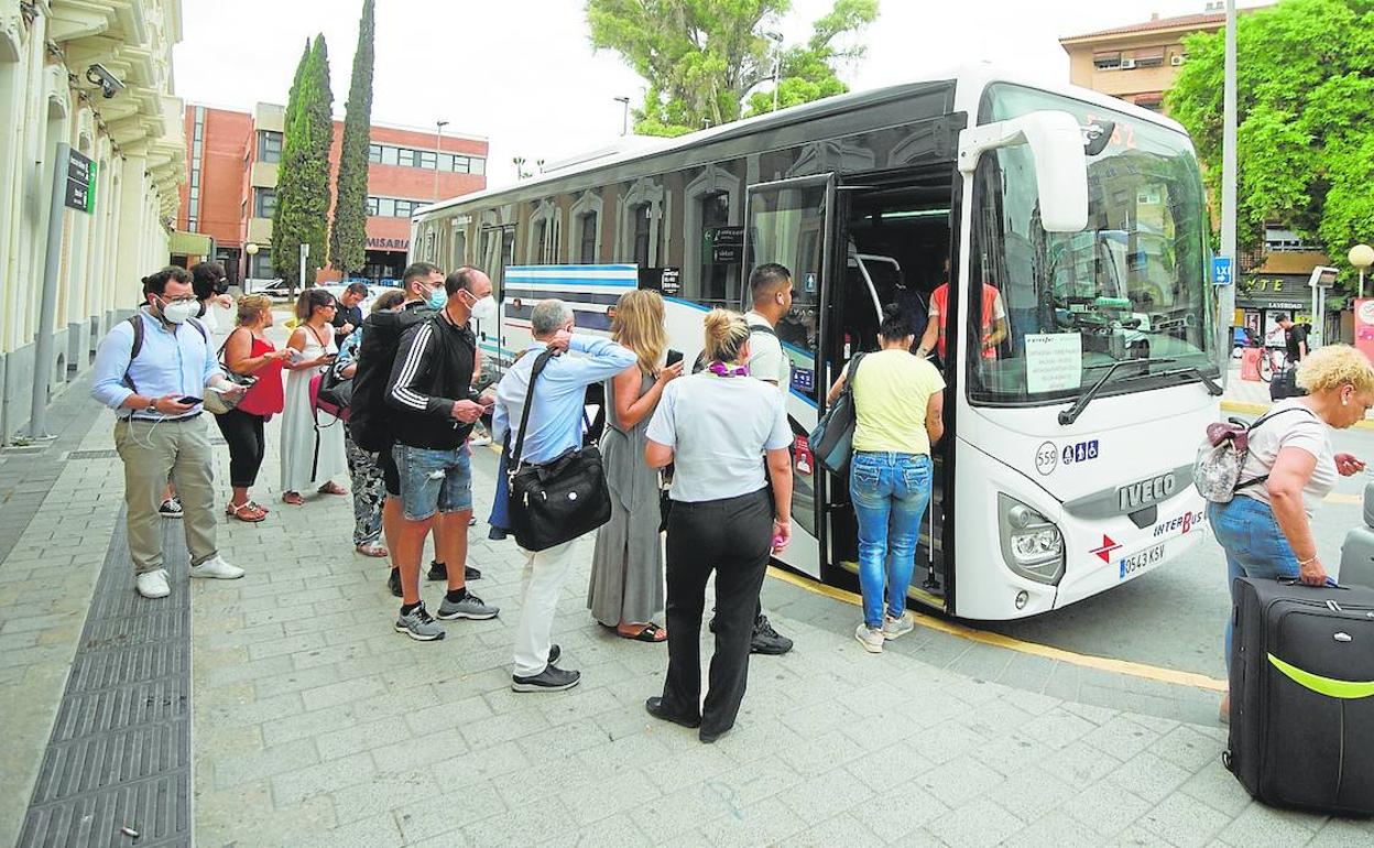 Los viajeros suben a un autobús