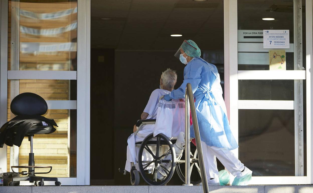 Traslado de un paciente enfermo en una imagen de archivo en Valencia 