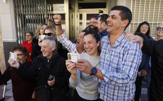 La alegría se desborda en Alzira y Tavernes con el tercer premio del sorteo del Niño, el 18918