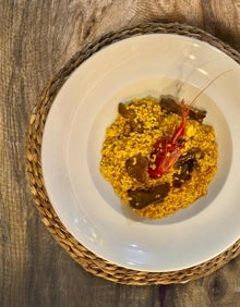 Imagen secundaria 2 - El chef de Casa Jose, José Navarro, durante el proceso de creación del arroz y el plato final. 