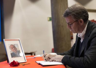 Imagen secundaria 1 - Alfonso Guerra da un abrazo a Nicolás Redondo Terreros, hijo del fallecido. Abajo, Feijóo firma en el libro de condolencias. A la derecha, Rodolfo Martín Villa llega a la capilla ardiente.