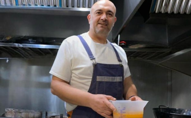 Imagen principal - El chef de Casa Jose, José Navarro, durante el proceso de creación del arroz y el plato final. 