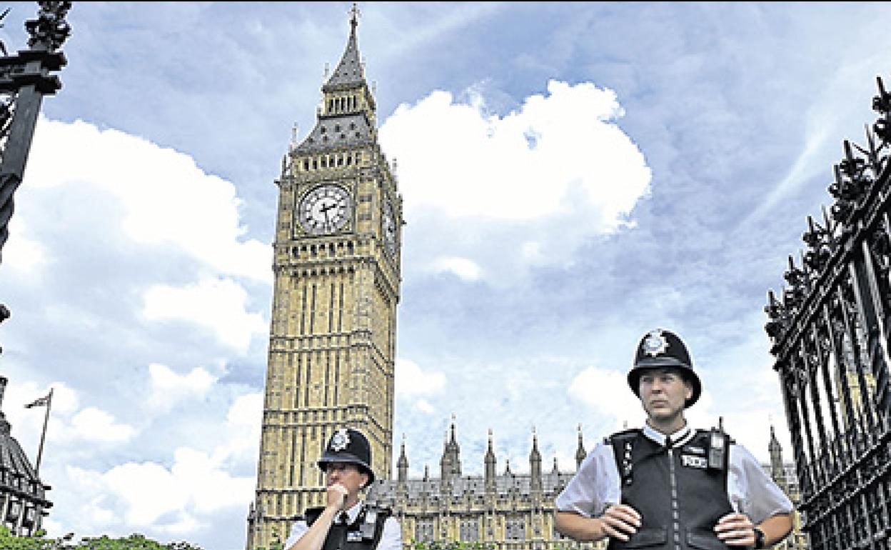 Los agentes custodian los accesos al Parlamento británico; en el centro, el Big Ben. 