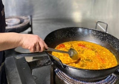 Imagen secundaria 1 - Arroz preparado por José Navarro en Gandia. 