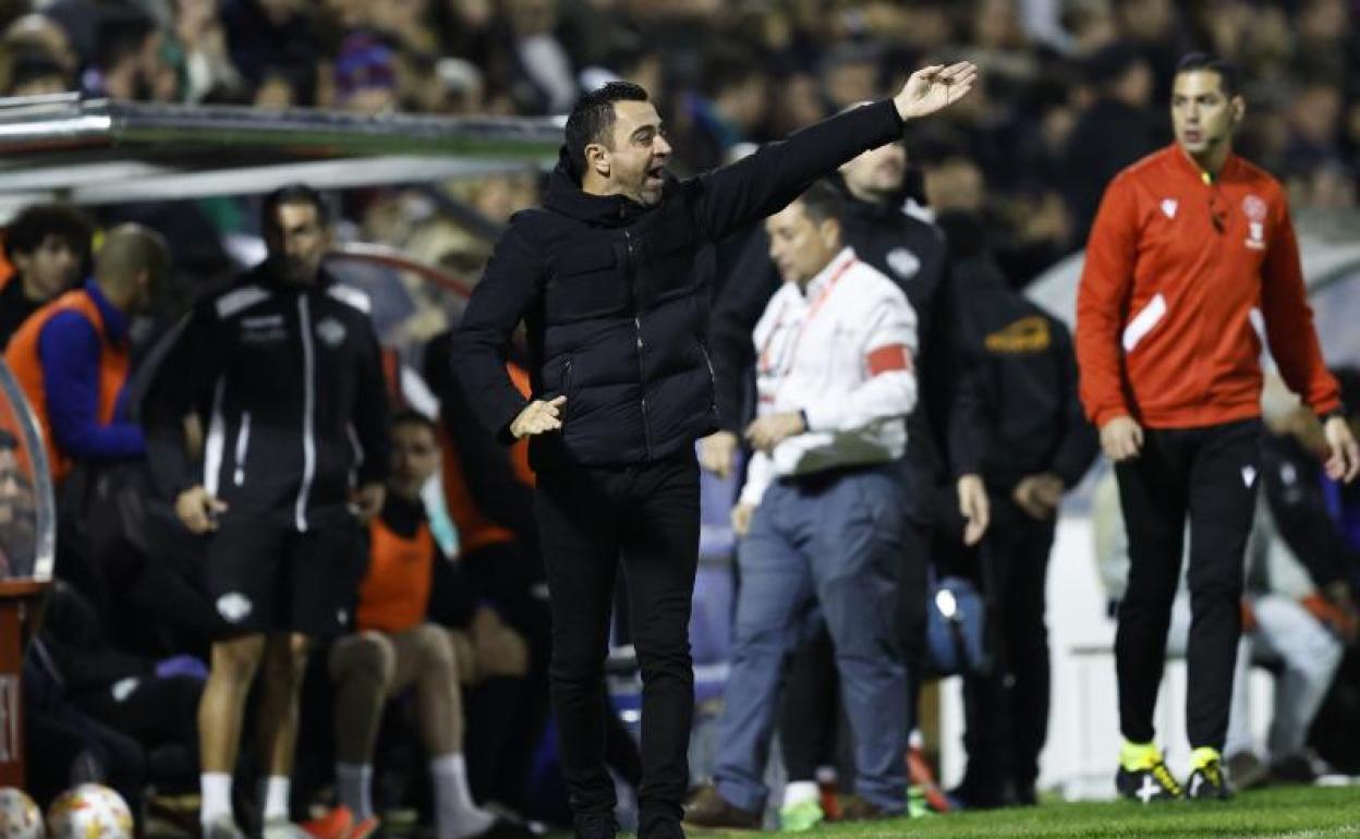 Xavi Hernández, durante el partido de Copa antre el Intercity en el Rico Pérez de Alicante. 