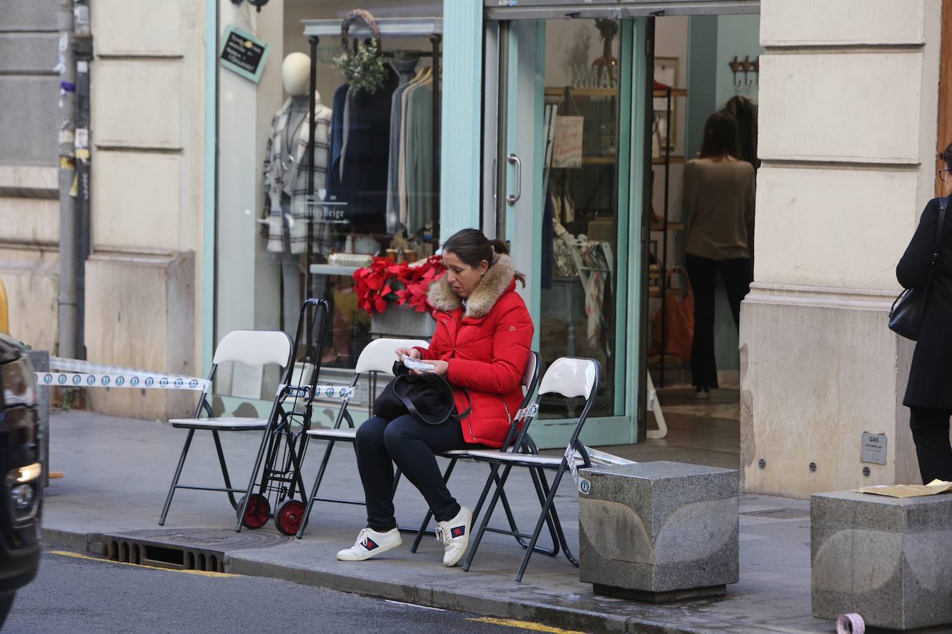 Fotos: Decenas de vecinos llevan sus sillas a la Cabalgata de Reyes ante la falta de reservas