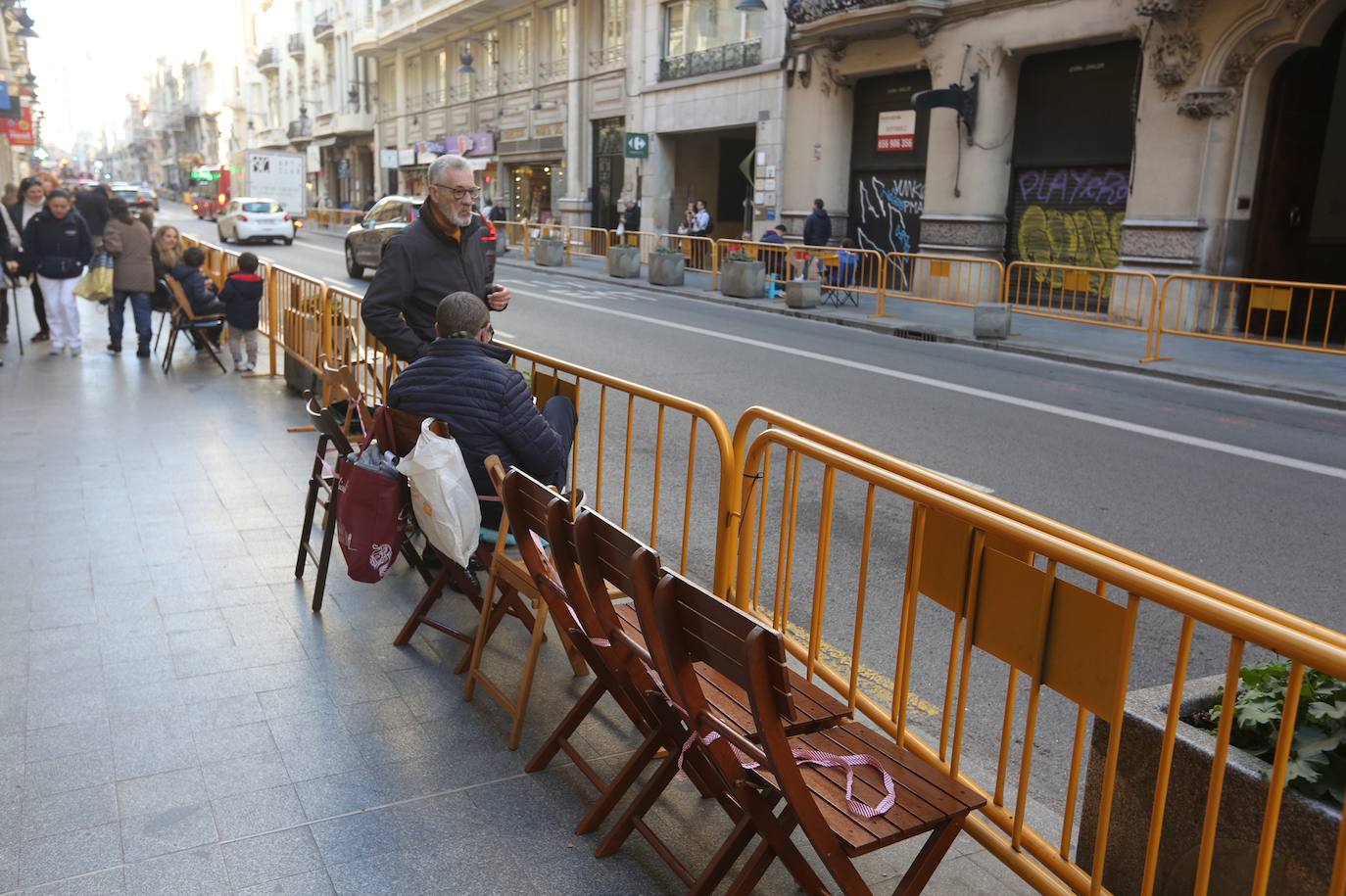 Fotos: Decenas de vecinos llevan sus sillas a la Cabalgata de Reyes ante la falta de reservas