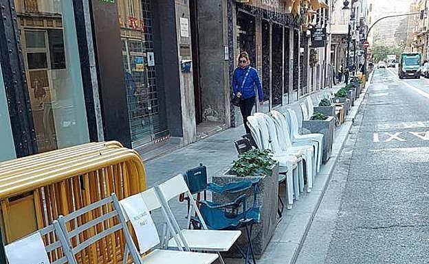 Fotos: Decenas de vecinos llevan sus sillas a la Cabalgata de Reyes ante la falta de reservas