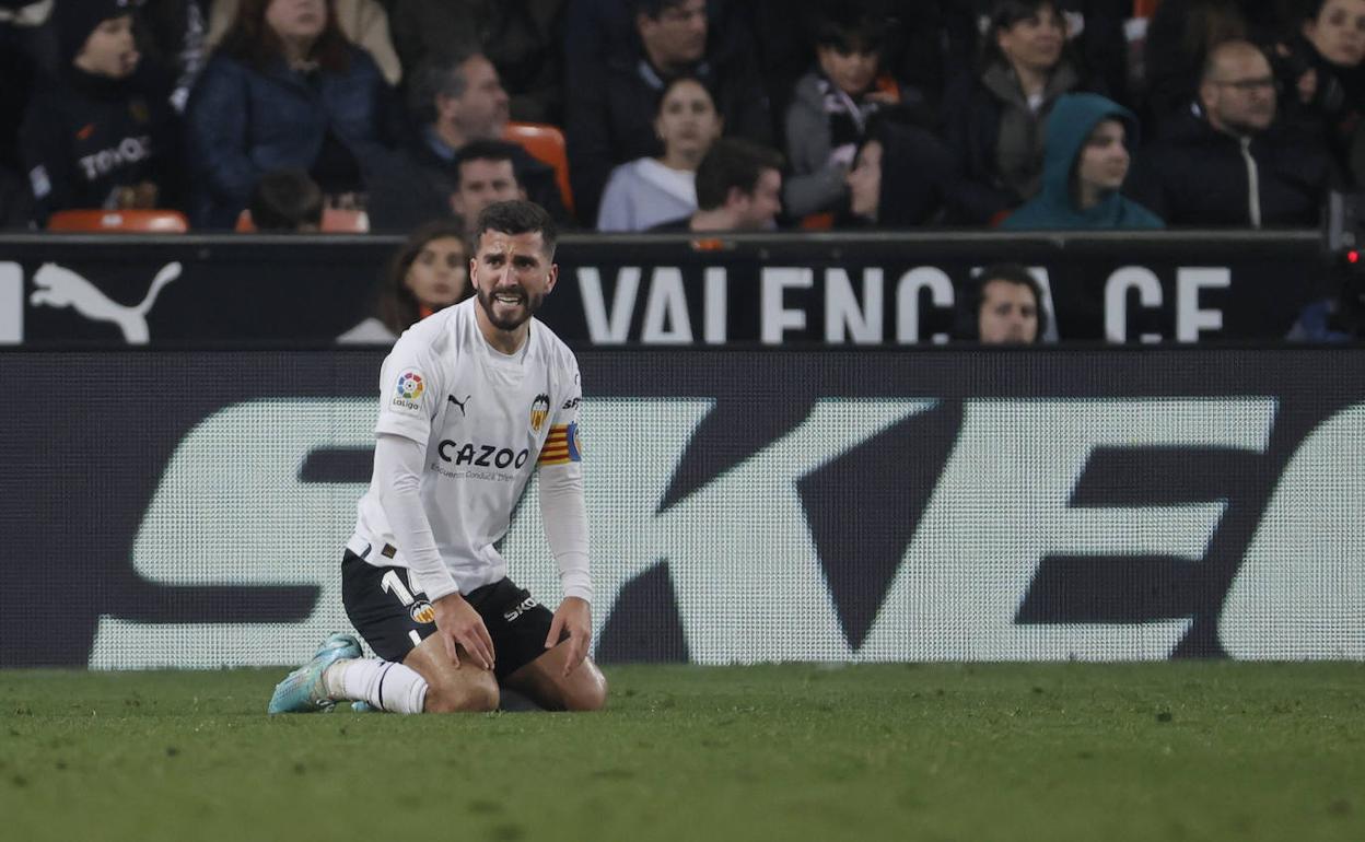 José Luis Gayà se lamenta sobre el césped de Mestalla tras la derrota contra el Cádiz. 